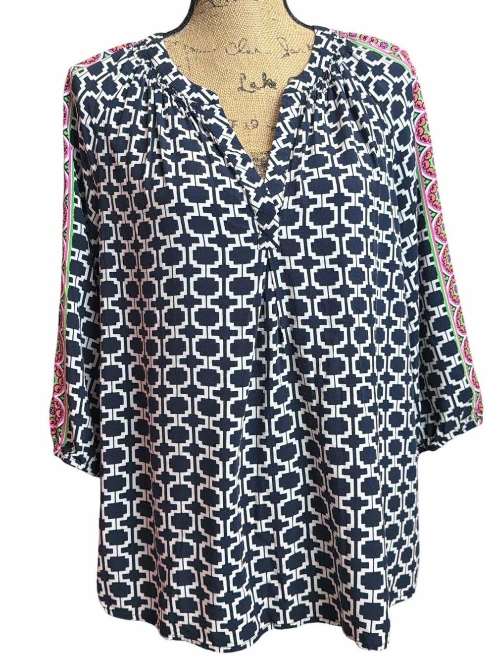 Crown & Ivy Women’s Navy Geometric Blouse with Pink Trim. EC. Size X-Large